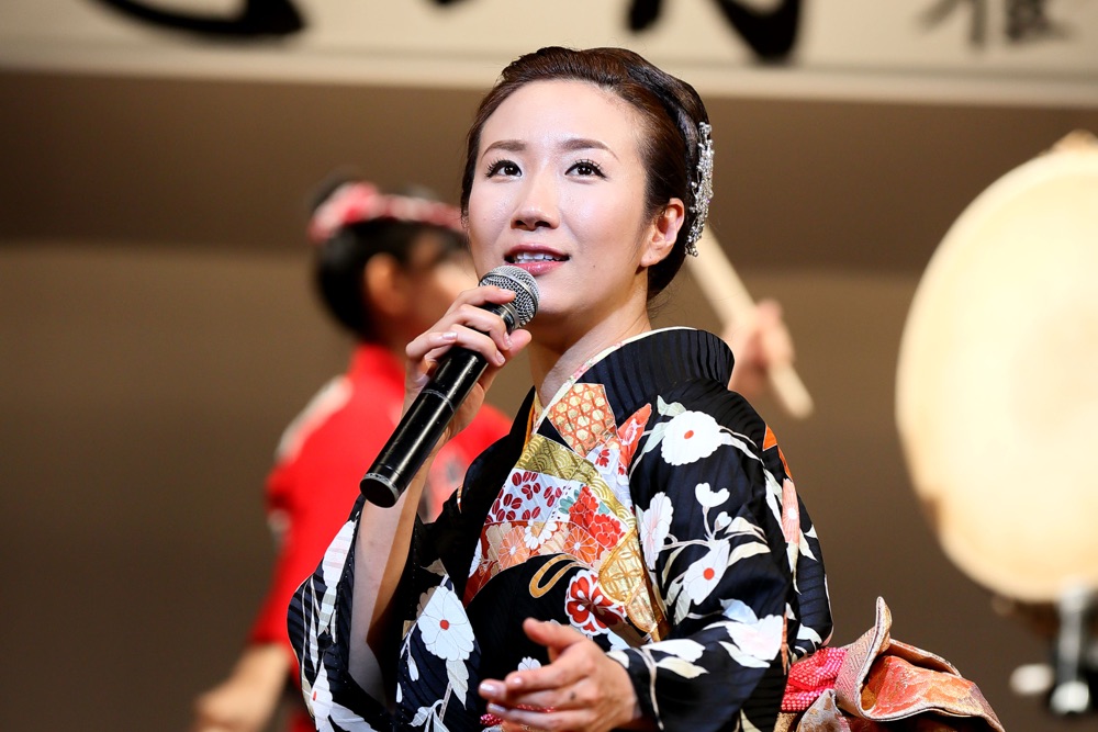 椎名佐千子、デビュー15周年記念コンサートで和太鼓を初披露 | 全日本歌謡情報センター