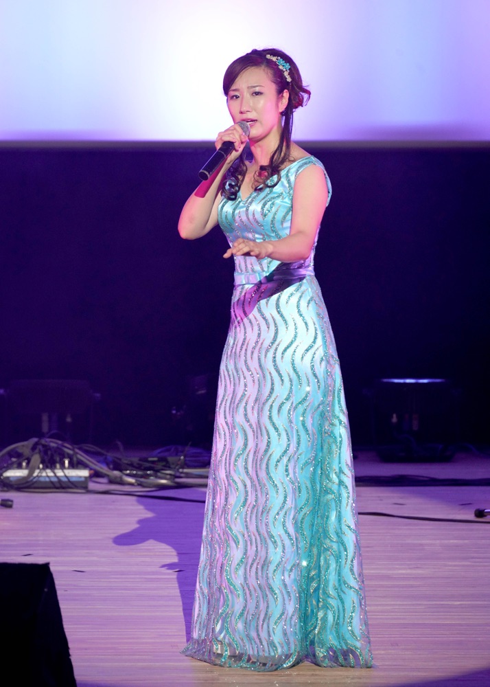 椎名佐千子がドラマティックコンサート、平成のおんなギター流し・おかゆとステージ初共演 | 全日本歌謡情報センター