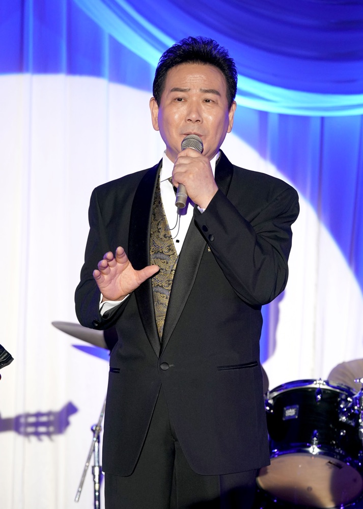 北川裕二、35周年記念ディナーショーで師匠・弦哲也とデュエット披露