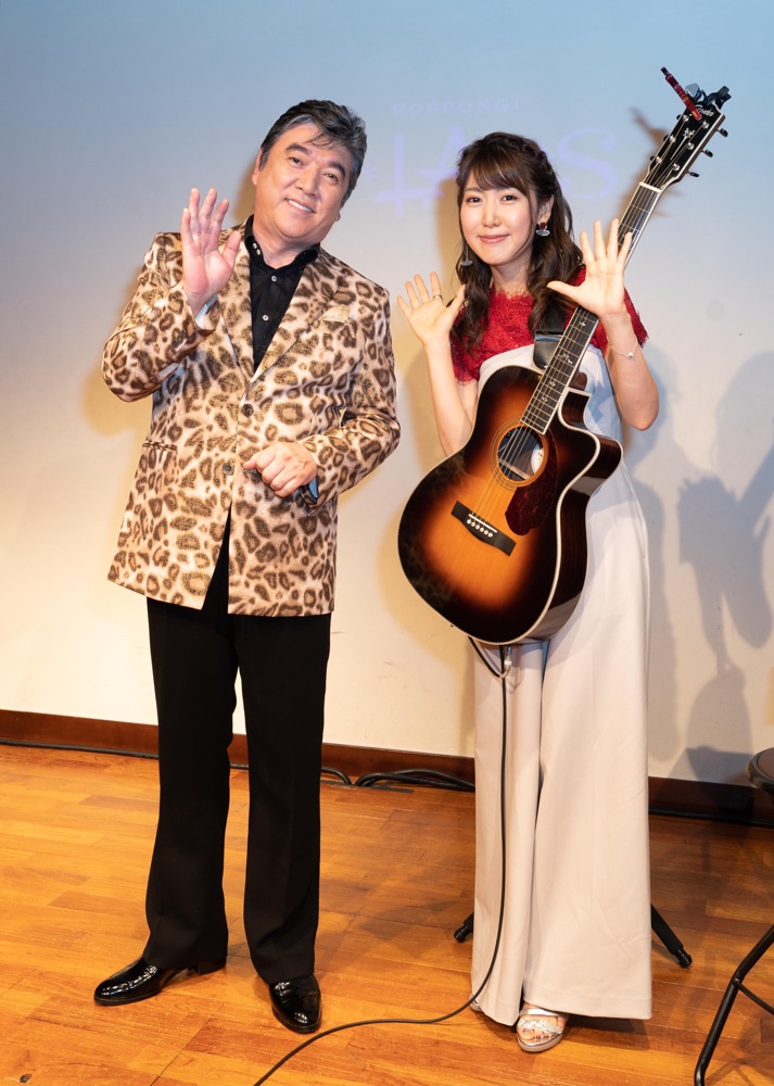 小金沢昇司が、新曲「青春の忘れもの」を作曲したおかゆとジョイントライブ