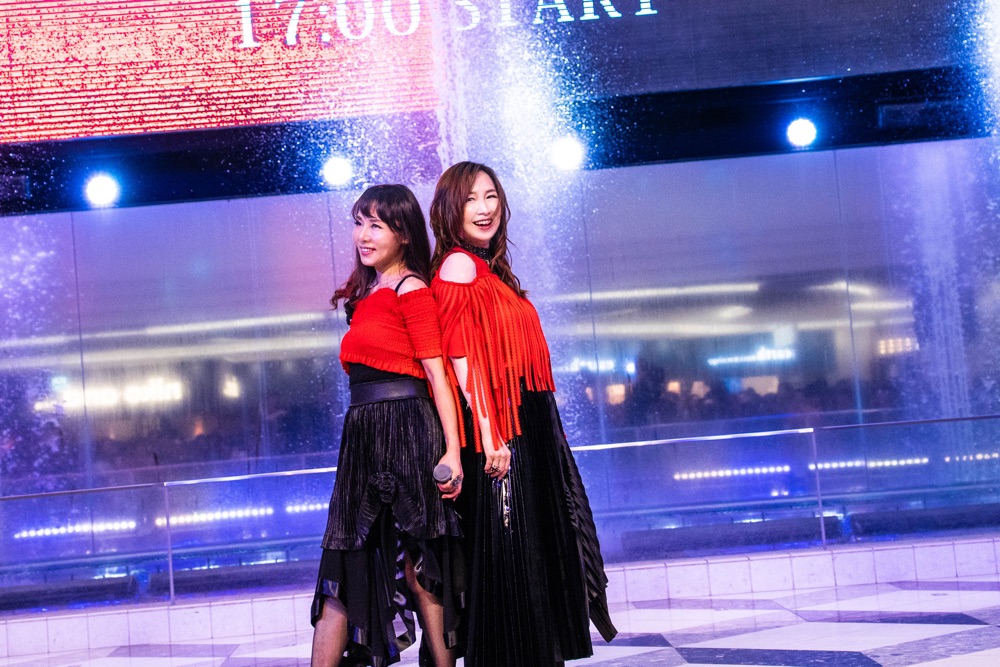 森口博子と鮎川麻弥が初コラボ曲発売記念イベント、2人で50代ロックを熱く歌唱