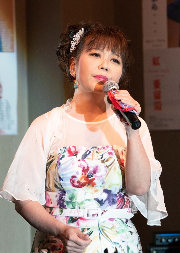 アジアの歌姫・亜留辺が20周年記念感謝ライブ、歌手仲間の福田みのるがお祝い