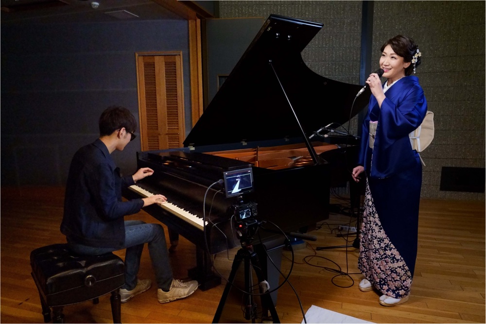 市川由紀乃、ピアノユーチューバー・よみぃとポップス曲で初コラボした映像が公開