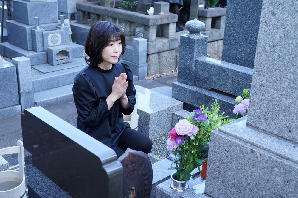 水森かおり、徳間ジャパン元社長の墓前に紅白18年連続出場を報告