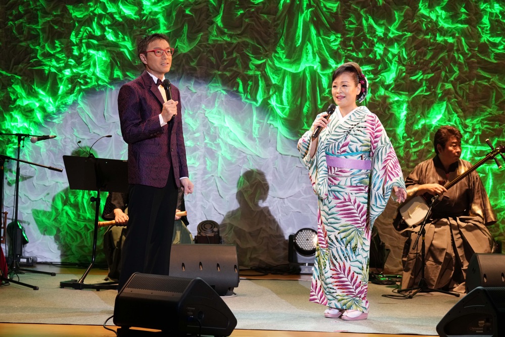 金沢明子が漫談家・ナナオプロデュースのコンサートで熱唱、民謡を中心に和のステージでファンを魅了