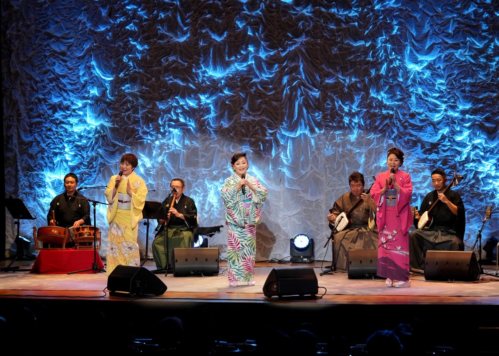 金沢明子が漫談家・ナナオプロデュースのコンサートで熱唱、民謡を中心に和のステージでファンを魅了