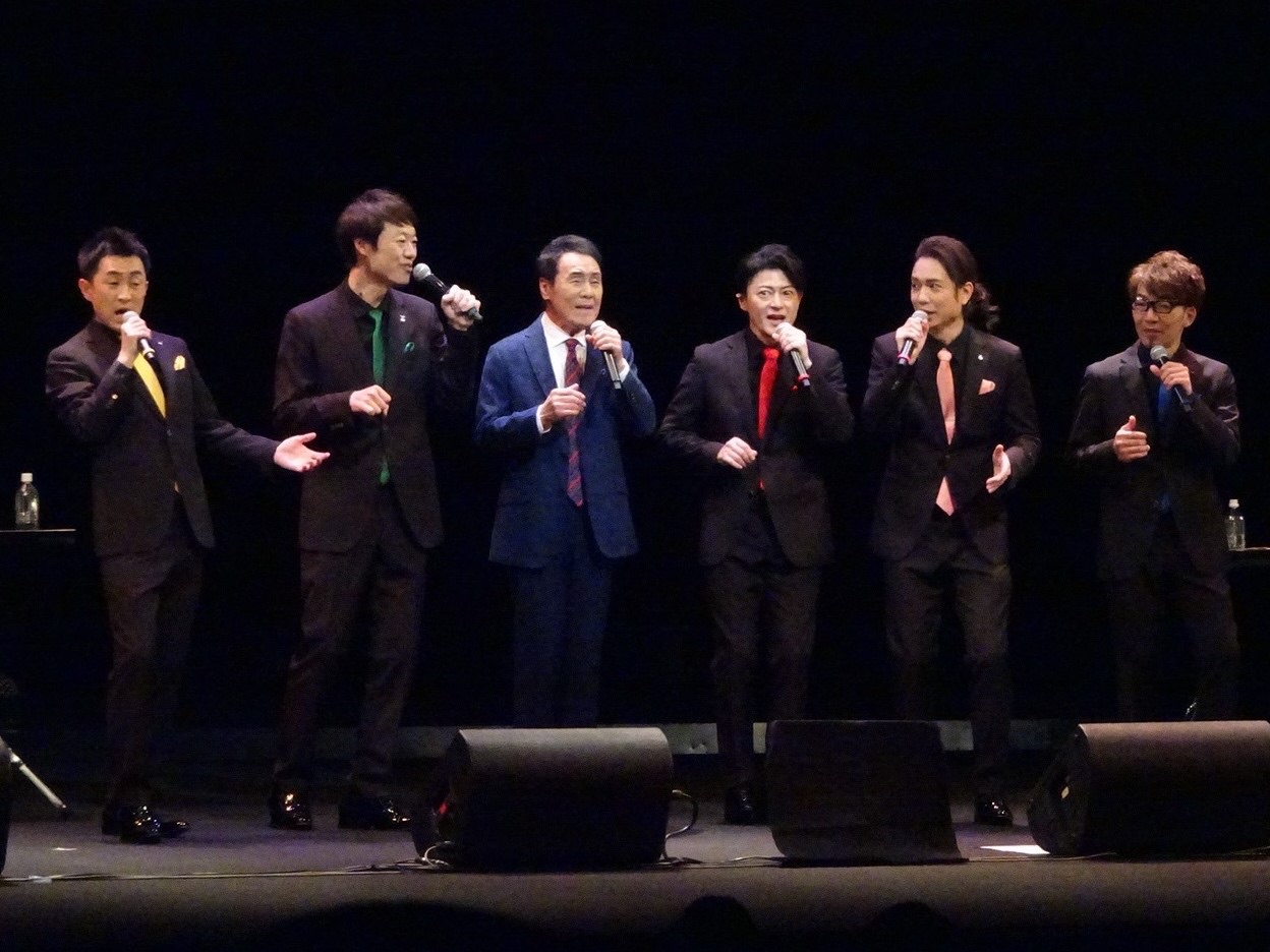 ベイビーブーの4年ぶりコンサートに五木ひろしがゲスト出演、アカペラコーラスで観客と”歌い合う”